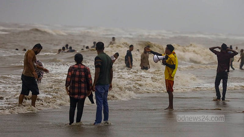 সমুদ্র উত্তাল থাকায় কক্সবাজার&amp;nbsp;সৈকতে রোববার বিকালে ঘুরতে আসা&amp;nbsp;পর্যটকদের নিরাপদে থাকতে সচেতন করছেন লাইফগার্ড সদস্যরা।&amp;nbsp;ছবি: মাহমুদ জামান অভি