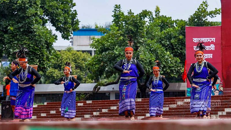 কেন্দ্রীয় শহীদ মিনারে বুধবার আন্তর্জাতিক আদিবাসী দিবসের অনুষ্ঠানে নৃত্য পরিবেশন করেন গারো নৃত্যশিল্পীরা।&amp;nbsp;ছবি: মাহমুদ জামান অভি