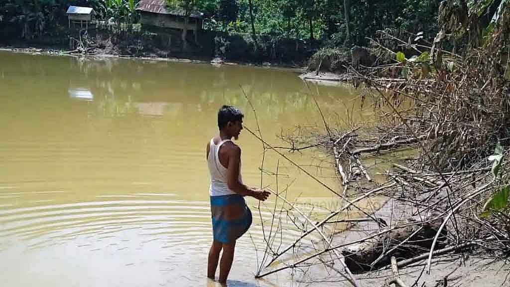 পুকুরে মাছ নেই, আছে বন্যার পানি