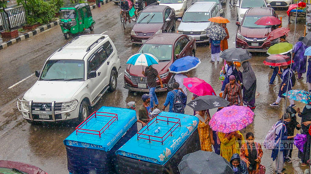 বৃষ্টিতে ‘দ্বিগুণ ভাড়ায়’ যাতায়াত