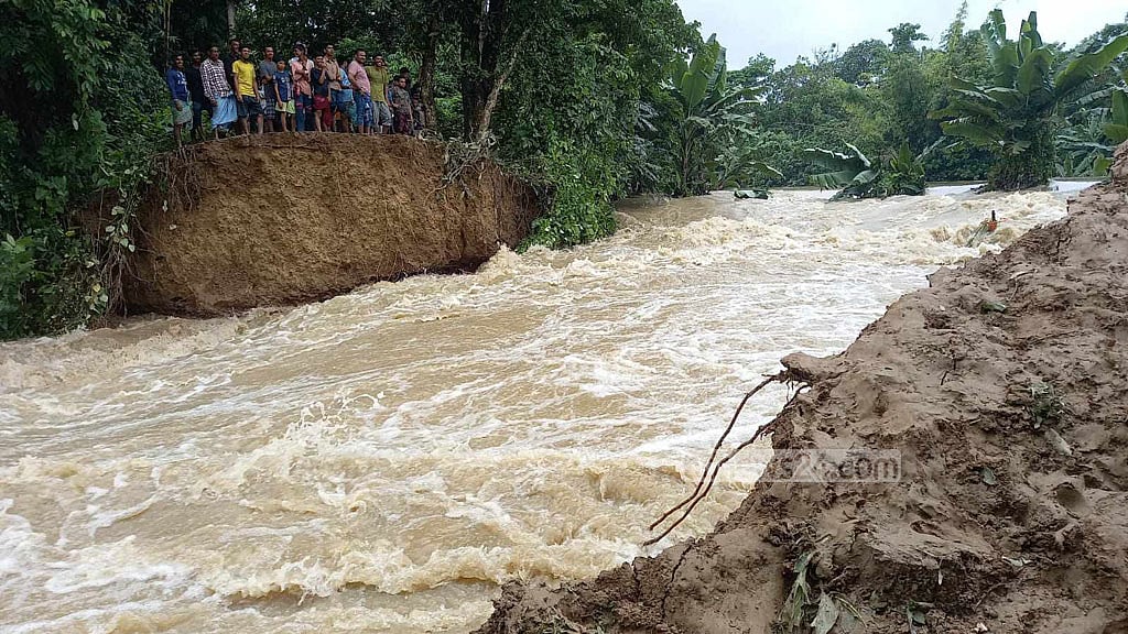 ফেনীতে মুহুরীর পানি বিপৎসীমার উপরে, বাঁধের নতুন স্থানে ভাঙন