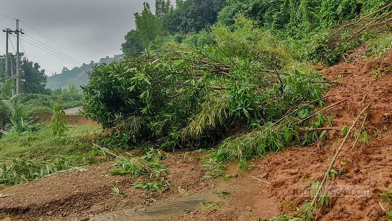 বান্দরবান-রুমা সড়কেও পড়ে রয়েছে পাহাড় ধসের স্তুপ ও পাথরের খন্ড। ছবি: উসিথোয়াই মারমা