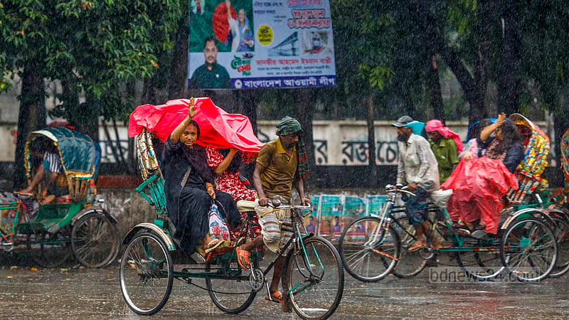 ঢাকা বিশ্ববিদ্যালয়ের টিএসসিতে শুক্রবার দুপুরে মাথায় গামছা মুড়ে বৃষ্টি থেকে রক্ষা পাওয়া চেষ্টায় এক রিকশাচালক, পেছনে মাথায় পলিথিন ধরে যাত্রী।&amp;nbsp;ছবি: মাহমুদ জামান অভি