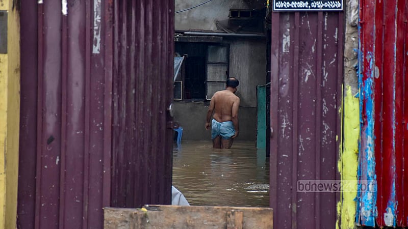 রাতভর বৃষ্টি ও জোয়ারে চট্টগ্রামের চকবাজার এলাকার অনেক বাসাবাড়িতে হাঁটু পানি জমে যায়।&amp;nbsp;ছবি: সুমন বাবু