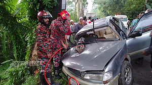 বরিশালে গাছে প্রাইভেট কারের ধাক্কা, নারী চিকিৎসক নিহত