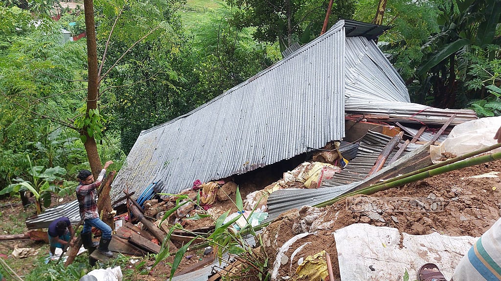 টানা বর্ষণে রাঙামাটিতে অর্ধশত স্থানে পাহাড়ে ধস