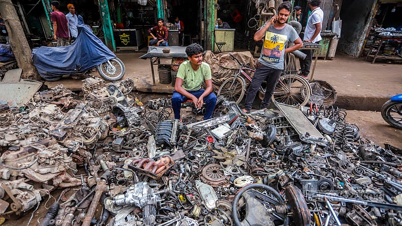 ধোলাইখালে সড়কের পাশে পুরনো ইঞ্জিনের বিভিন্ন যন্ত্রাংশ দোকানে সাজিয়ে রাখা হয়েছে।&amp;nbsp;ছবি: তাওহীদুজ্জামান তপু