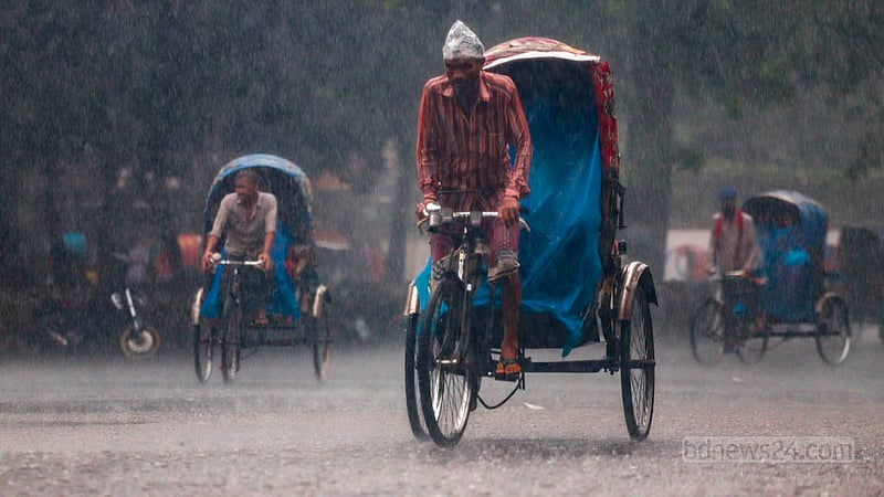 ঢাকা বিশ্ববিদ্যালয়ের টিএসসি এলাকায় বৃহস্পতিবার দুপুরে বৃষ্টিতে ভোগান্তিতে পড়েন রিকশাচালকরা।&amp;nbsp;ছবি: তাওহীদুজ্জামান তপু