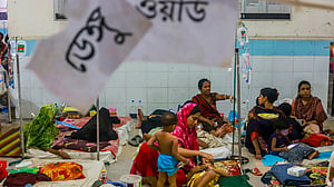 ডেঙ্গু রোগীর চাপ, শিশুদেরও চিকিৎসা মেঝেতে