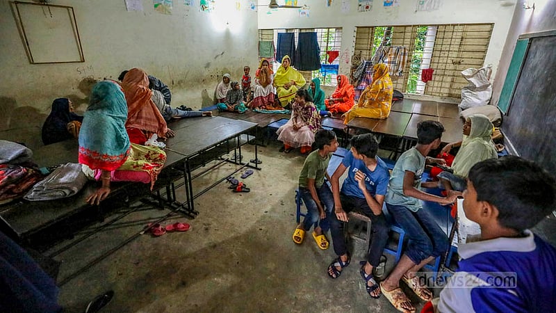 ভারী বর্ষণের কারণে চট্টগ্রামের আকবরশাহ এলাকার ঝুঁকিপূর্ণ পাহাড়ের পাদদেশ থাকা বাসিন্দাদের ফিরোজশাহ সরকারি প্রাথমিক বিদ্যালয় আশ্রয় কেন্দ্রে নেওয়া হচ্ছে।