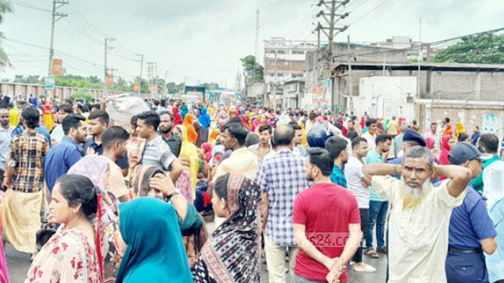বেতন-বোনাসের দাবিতে গাজীপুরে সড়ক অবরোধ করে শ্রমিকদের বিক্ষোভ