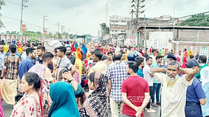 বেতন-বোনাসের দাবিতে গাজীপুরে সড়ক অবরোধ করে শ্রমিকদের বিক্ষোভ