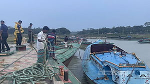 চাঁদপুরে বালুবাহী ২৪ বাল্কহেড জব্দ, আটক ৫০