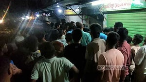 খুলনা মেডিকেলের ছাত্রদের সঙ্গে ওষুধ ব্যবসায়ীদের সংঘর্ষ, আহত ২৪