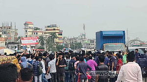 লরি চাপায় সহকর্মীর মৃত্যুতে নারায়ণগঞ্জে পোশাক শ্রমিকদের সড়ক অবরোধ