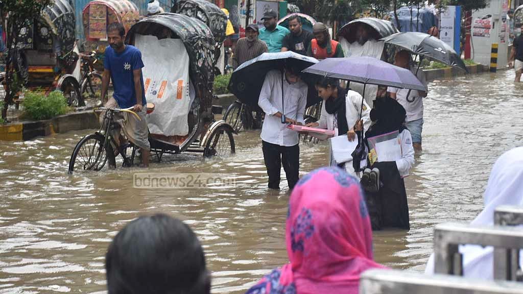 এইচএসসি: বৃষ্টিতে চট্টগ্রামের ২৯ কেন্দ্রে এক ঘণ্টা দেরিতে পরীক্ষা শুরু