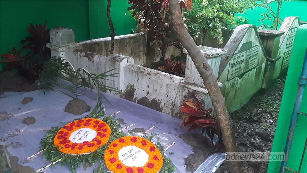 বাবা-মায়ের পাশে চিরনিদ্রায় কবি মোহাম্মদ রফিক