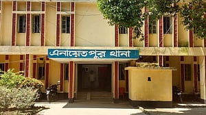 ছেলের 'কোদালের আঘাতে' বাবার মৃত্যু, মা হাসপাতালে