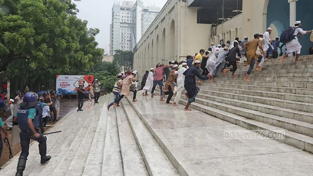 বায়তুল মোকাররমে ধাওয়া-পাল্টা ধাওয়ার ঘটনায় গ্রেপ্তার ১৬
