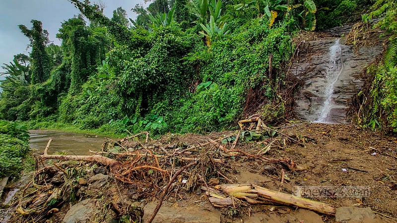 বান্দরবান-রুমা সড়কেও পড়ে রয়েছে পাহাড় ধসের স্তুপ ও পাথরের খন্ড।&amp;nbsp;
