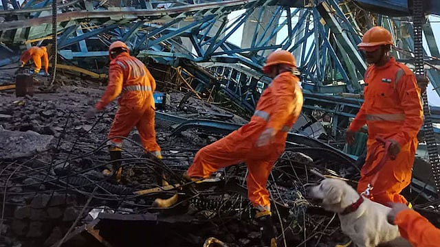 ভারতের মহারাষ্ট্রে ক্রেন দুর্ঘটনায় নিহত ১৭