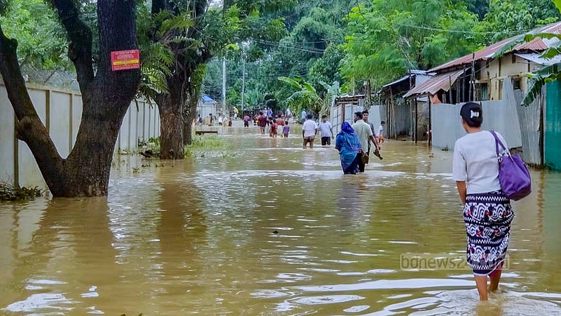 বান্দরবান-রাঙামাটি সড়কের বালাঘাটা এলাকায় ক্যান্টনমেন্ট স্কুল অ্যান্ড কলেজের সামনে এখনও হাঁটু সমান পানি জমে রয়েছে।