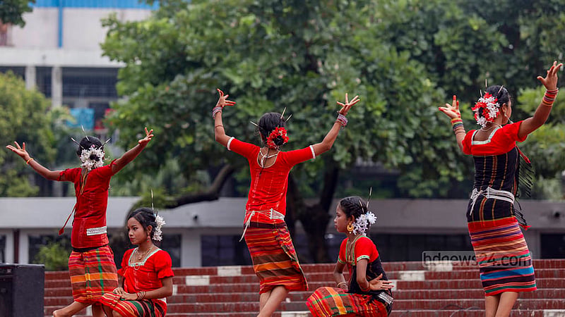 কেন্দ্রীয় শহীদ মিনারে বুধবার আন্তর্জাতিক আদিবাসী দিবসের অনুষ্ঠানে নৃত্য পরিবেশন করেন কোচ নৃত্যশিল্পী।&amp;nbsp;ছবি: মাহমুদ জামান অভি