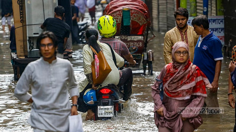 ঢাকায় শুক্রবার দুপুরের কয়েক ঘণ্টার বৃষ্টির কারণে বংশালে জলাবদ্ধতার সৃষ্টি হলে তার মধ্য দিয়ে যাতায়াত করতে হয় সেখানকার বাসিন্দাদের।