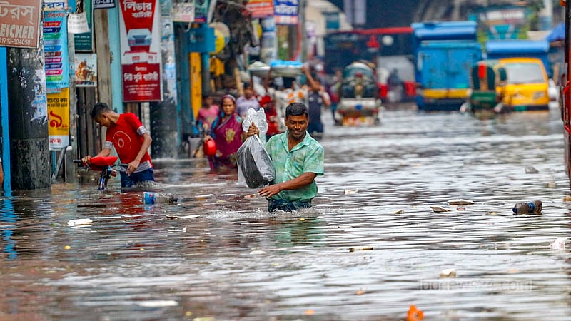ঢাকার সায়েদাবাদ এলাকায় শুক্রবার দুপুরের কয়েক ঘণ্টার বৃষ্টিতে কোমর সমান পানি জমে যায়।