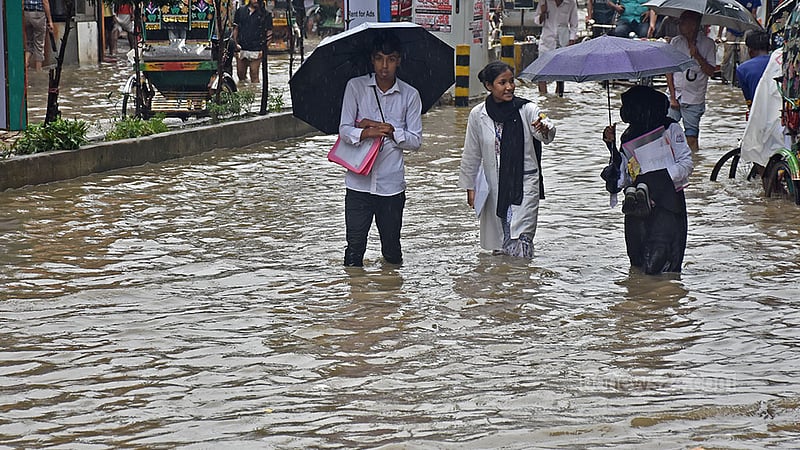 চট্টগ্রামের চকবাজার এলাকায় রোববার জলাবদ্ধতার কারণে এইচএসসি পরীক্ষা শেষে গাড়ি না পেয়ে হাঁটু পানিতে হেঁটেই বাড়ি ফিরছেন পরীক্ষার্থীরা।&amp;nbsp;ছবি: সুমন বাবু