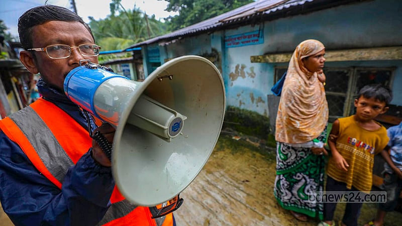 ভারী বর্ষণের কারণে চট্টগ্রামের আকবরশাহ এলাকার ঝুঁকিপূর্ণ পাহাড়ের পাদদেশ থেকে বাসিন্দাদের সরিয়ে নিতে সোমবার মাইকিং করে চট্টগ্রাম সিটি কর্পোরেশন।