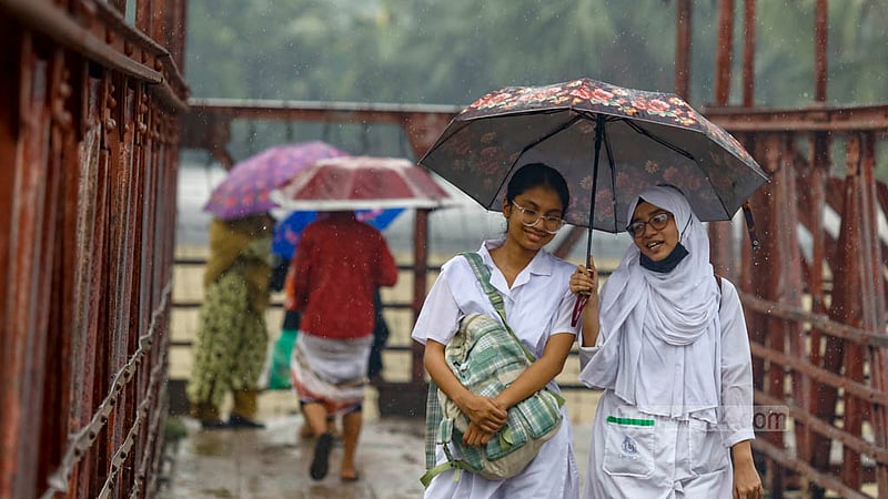 স্কুল বা কলেজ শেষে বৃষ্টি মাথায় বাড়ি ফেরার সময় শিক্ষার্থীদের হাতে বাহারি সব ছাতা।&amp;nbsp;ছবি: মাহমুদ জামান অভি