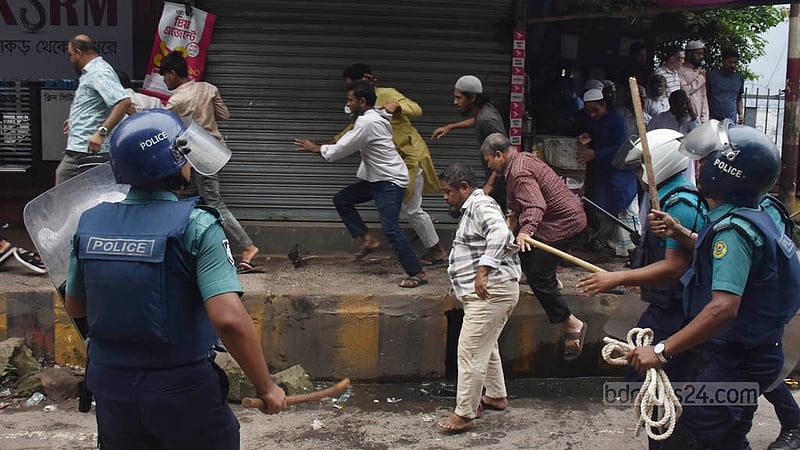 চট্টগ্রামের দামপাড়ায় মঙ্গলবার বিকালে জমিয়াতুল ফালাহ জামে মসজিদের গেইটে যুদ্ধাপরাধী দেলাওয়ার হোসেন সাঈদীর গায়েবানা জানাজা পড়তে এলে তার অনুসারীদের ছত্রভঙ্গ করে দেয় পুলিশ।&amp;nbsp;ছবি: সুমন বাবু