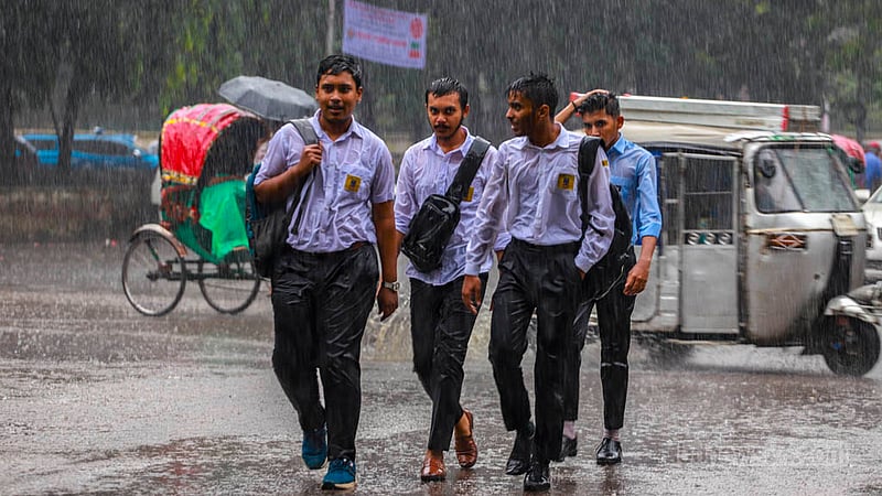 ঢাকা বিশ্ববিদ্যালয়ের টিএসসি এলাকায় বৃহস্পতিবার দুপুরে বৃষ্টিতে ভিজছেন শিক্ষার্থীরা।&amp;nbsp;ছবি: তাওহীদুজ্জামান তপু