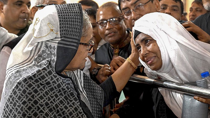 বঙ্গবন্ধু এভিনিউয়ে ২০০৪ সালের ২১ অগাস্ট আওয়ামী লীগের সমাবেশে গ্রেনেড হামলার ১৯ বছর পূর্তিতে সোমবার নিহতদের স্মরণে নির্মিত শহীদ বেদীতে শ্রদ্ধা নিবেদন শেষে সেদিনের হামলায় আহত একজনের সঙ্গে কথা বলেন প্রধানমন্ত্রী শেখ হাসিনা। ছবি: পিএমও