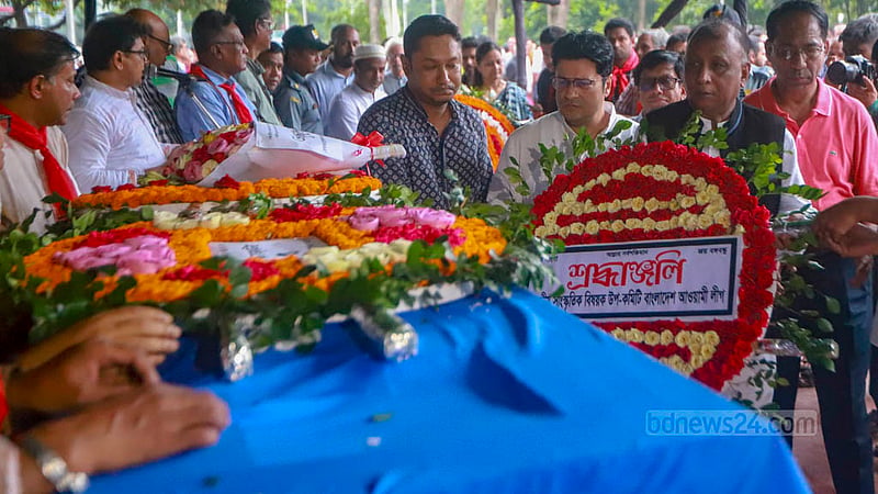 বিভিন্ন শ্রেণি-পেশার মানুষ কেন্দ্রীয় শহীদ মিনারে শহীদজায়া পান্না কায়সারের প্রতি ফুলেল শ্রদ্ধা জানান।&amp;nbsp;ছবি: তাওহীদুজ্জামান তপু