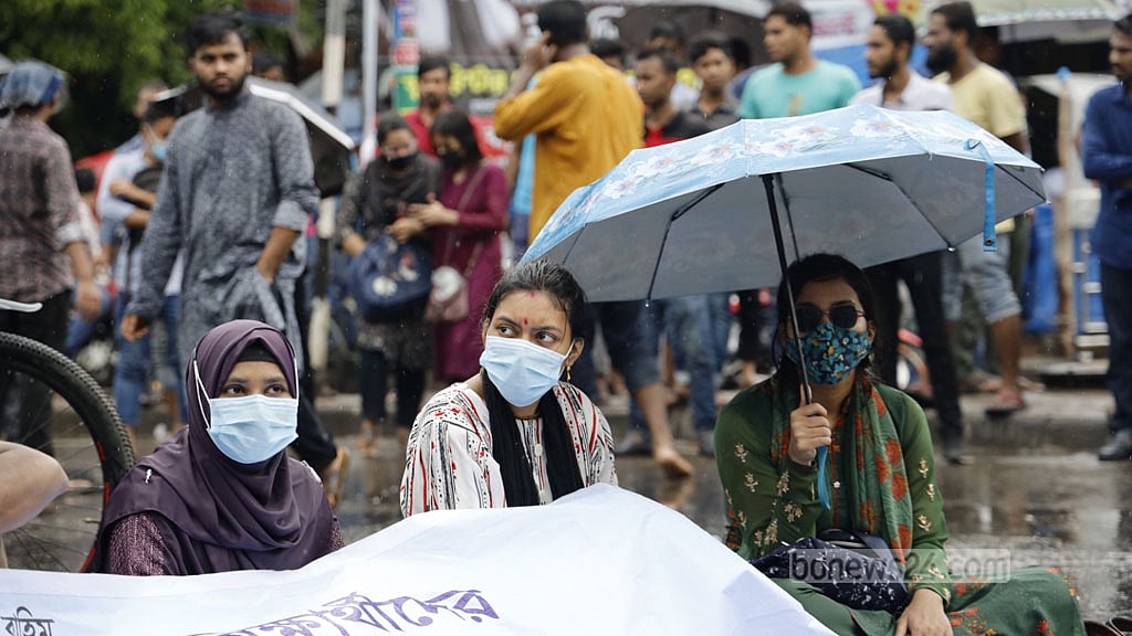 নীলক্ষেত মোড়ে সাত কলেজের শিক্ষার্থীদের অবরোধ