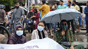 নীলক্ষেত মোড়ে সাত কলেজের শিক্ষার্থীদের অবরোধ