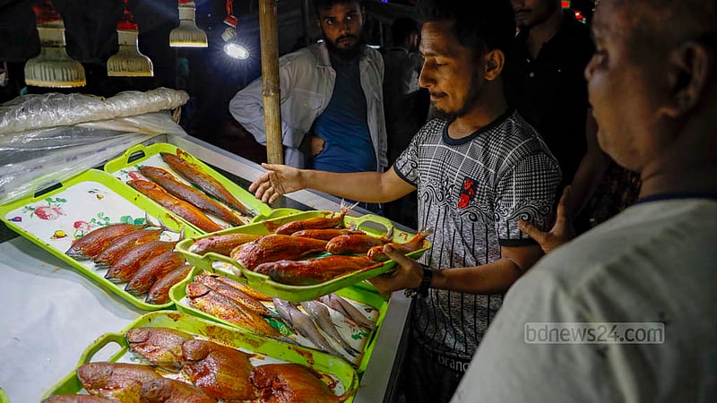 কক্সবাজারে সুগন্ধা সৈকতের পাশে রেস্তোরাঁয় ঘুরে ঘুরে মাছ দেখছেন পর্যটকরা।&amp;nbsp;ছবি: মাহমুদ জামান অভি
