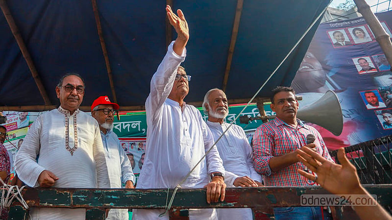 বিএনপি মহাসচিব মির্জা ফখরুল ইসলাম আলমগীর ও অন্য নেতারা শনিবার পিকআপে করে পদযাত্রায় অংশ নেন।&amp;nbsp;ছবি: তাওহীদুজ্জামান তপু