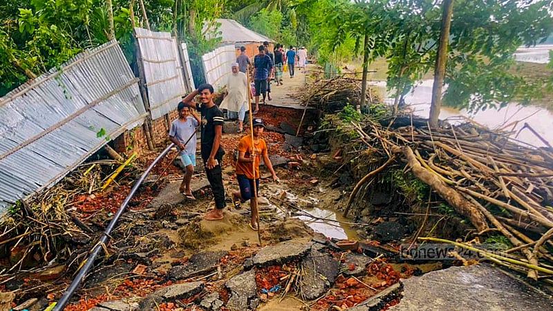 কক্সবাজারে টানা বৃষ্টি ও জোয়ারের পানি নেমে যাওয়ার পর ভেঙে যাওয়া রাস্তার ক্ষত দৃশ্যমান বিভিন্ন জায়গায়।