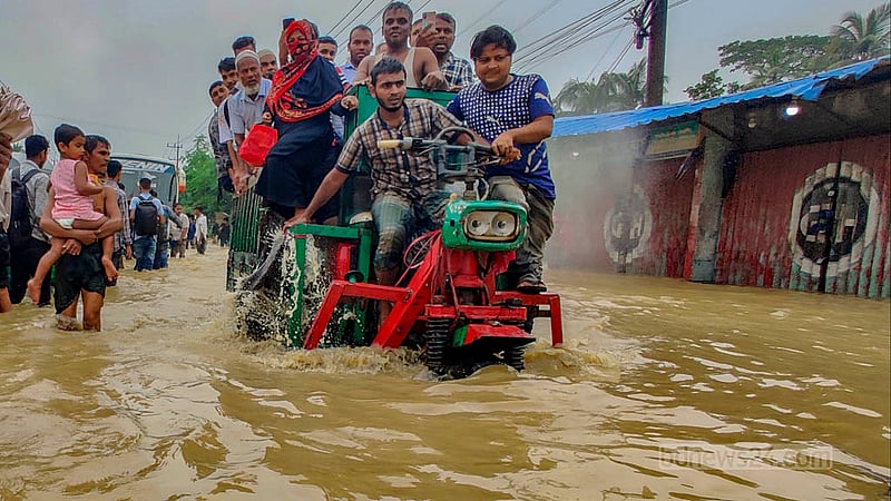 চট্টগ্রামের বিভিন্ন সড়কে জলাবদ্ধতার কারণে রোববার সকালে ভোগান্তিতে পড়েন যানবাহন চালকরা।&amp;nbsp;ছবি: রাজীব নন্দী&amp;nbsp;