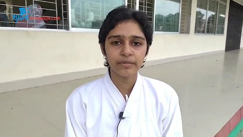 সহশিক্ষা হিসেবে কারাতে শেখে কিশোরী