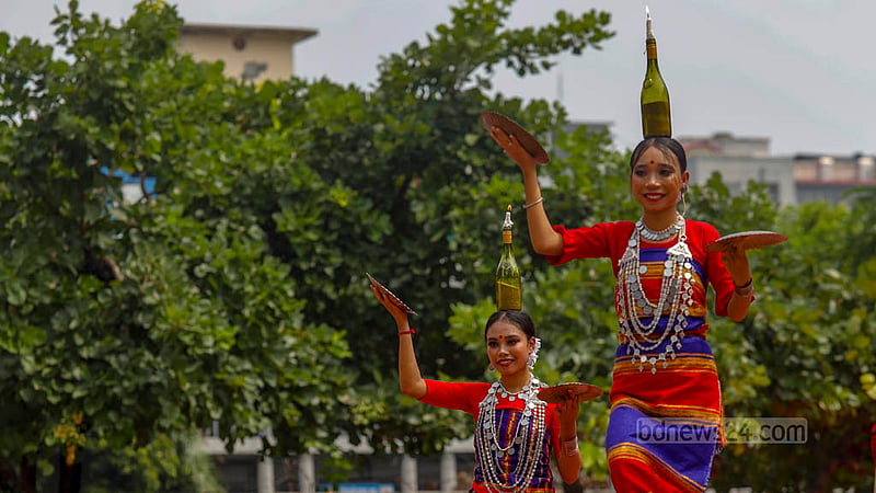 কেন্দ্রীয় শহীদ মিনারে বুধবার আন্তর্জাতিক আদিবাসী দিবসের অনুষ্ঠানে নৃত্য পরিবেশন করেন ত্রিপুরা নৃত্যশিল্পীরা।&amp;nbsp;ছবি: মাহমুদ জামান অভি