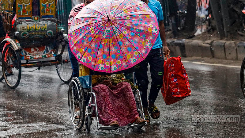 ঢাকার মুগদা মেডিকেল কলেজ হাসপাতাল থেকে কিডনি ডায়ালাইসিস করিয়ে মঙ্গলবার দুপুরে বৃষ্টির মধ্যে হুইল চেয়ারে করে সবুজকাননের বাসায় নিয়ে যাওয়া হচ্ছে সত্তোরর্ধ্ব আফাতুন নেছাকে।&amp;nbsp;ছবি: মাহমুদ জামান অভি