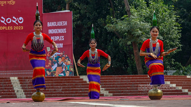 কেন্দ্রীয় শহীদ মিনারে বুধবার আন্তর্জাতিক আদিবাসী দিবসের অনুষ্ঠানে নৃত্য পরিবেশন করেন ত্রিপুরা নৃত্যশিল্পীরা।&amp;nbsp;ছবি: মাহমুদ জামান অভি