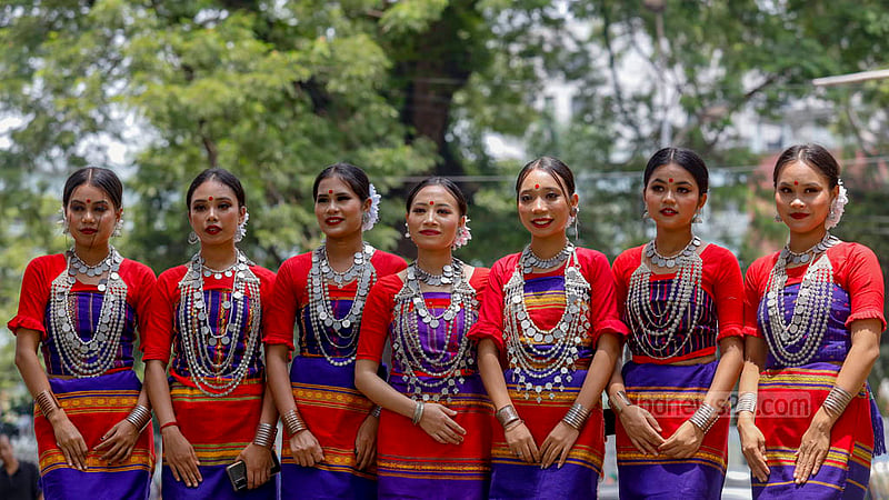 আন্তর্জাতিক আদিবাসী দিবস উপলক্ষে বুধবার ঢাকার কেন্দ্রীয় শহীদ মিনারে বর্ণিল সাজে ত্রিপুরা নারীরা।&amp;nbsp;ছবি: মাহমুদ জামান অভি