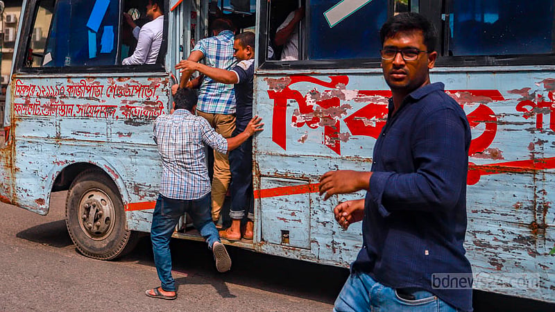 ঢাকার শাহবাগ মোড়ে শনিবার দুপুরে ঝুঁকি নিয়ে চলন্ত বাসে ওঠার চেষ্টা করেও পারেননি এই যাত্রী।&amp;nbsp;ছবি: তাওহীদুজ্জামান তপু