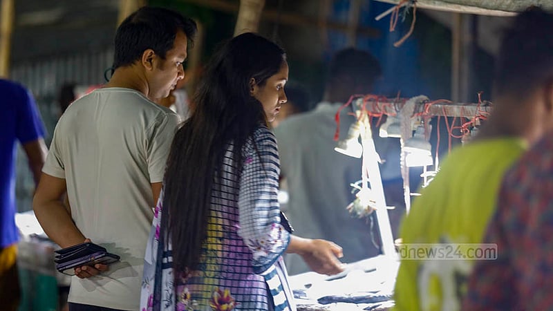 কক্সবাজারে সুগন্ধা সৈকতের পাশে রেস্তোরাঁয় ঘুরে ঘুরে মাছ দেখছেন পর্যটকরা।&amp;nbsp;ছবি: মাহমুদ জামান অভি