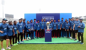 বিশ্বকাপ ট্রফির ছোঁয়ায় রোমাঞ্চিত বাংলাদেশের ক্রিকেটাররা